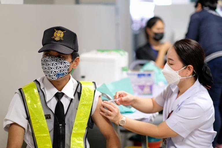 ศูนย์ฉีดวัคซีน มหาวิทยาลัยศรีปทุม ตั้งอยู่ที่ วิทยาลัยไทยบริหารธุรกิจ ฝั่งตรงข้าม ราบ 11 รอ. ห่างจาก BTS สถานี กรมทหารราบที่ 11 ประมาณ 500 เมตร ใช้ทางออกที่ 1 - 2