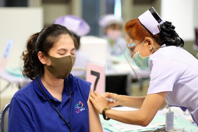 ศูนย์ฉีดวัคซีน มหาวิทยาลัยศรีปทุม ตั้งอยู่ที่ วิทยาลัยไทยบริหารธุรกิจ ฝั่งตรงข้าม ราบ 11 รอ. ห่างจาก BTS สถานี กรมทหารราบที่ 11 ประมาณ 500 เมตร ใช้ทางออกที่ 1 - 2
